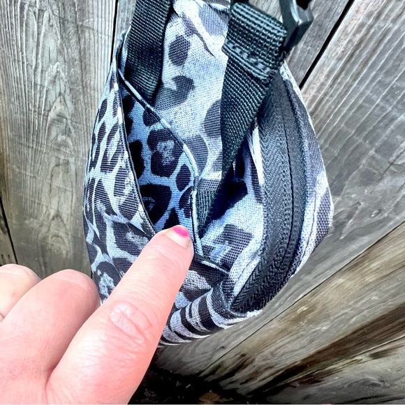 NWOT Herschel Animal Print. Crossbody Bag - Picture 4 of 8